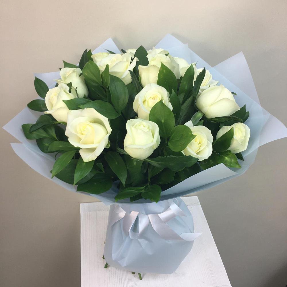 Букет 15 Белых роз Проуд в Каменке Воронежской области