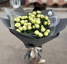 Букет Белые кустовые розы Солинеро в Каменке Воронежской области