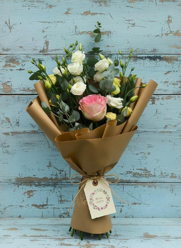 Букет цветов из: Розы и Лизиантусы в Каменке Воронежской области