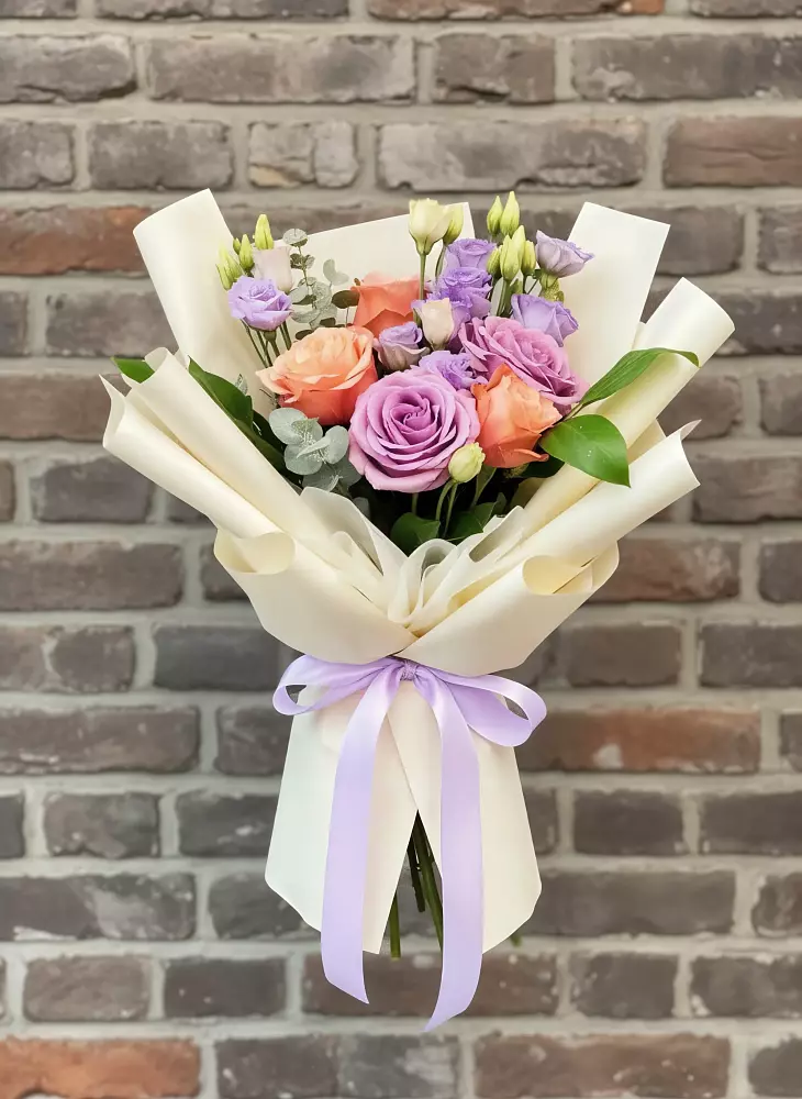 Букет цветов из: Лизиантусы и Розы в Каменке Воронежской области