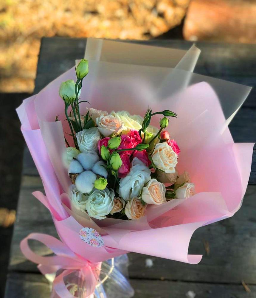 Букет цветов из: Розы и Лизиантусы в Каменке Воронежской области