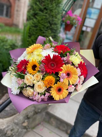 Букет цветов из: Герберы, Ромашки, Хризантемы, Розы и Подсолнухи в Каменке Воронежской области