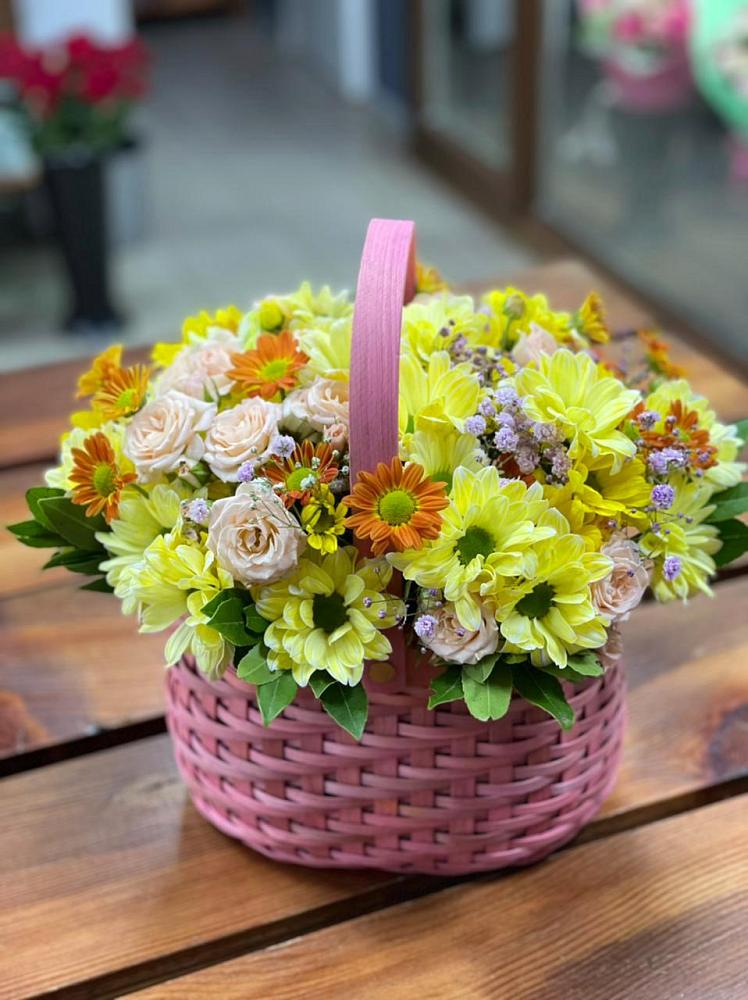 Цветочная композиция из Хризантемы и Розы в корзине в Каменке Воронежской области