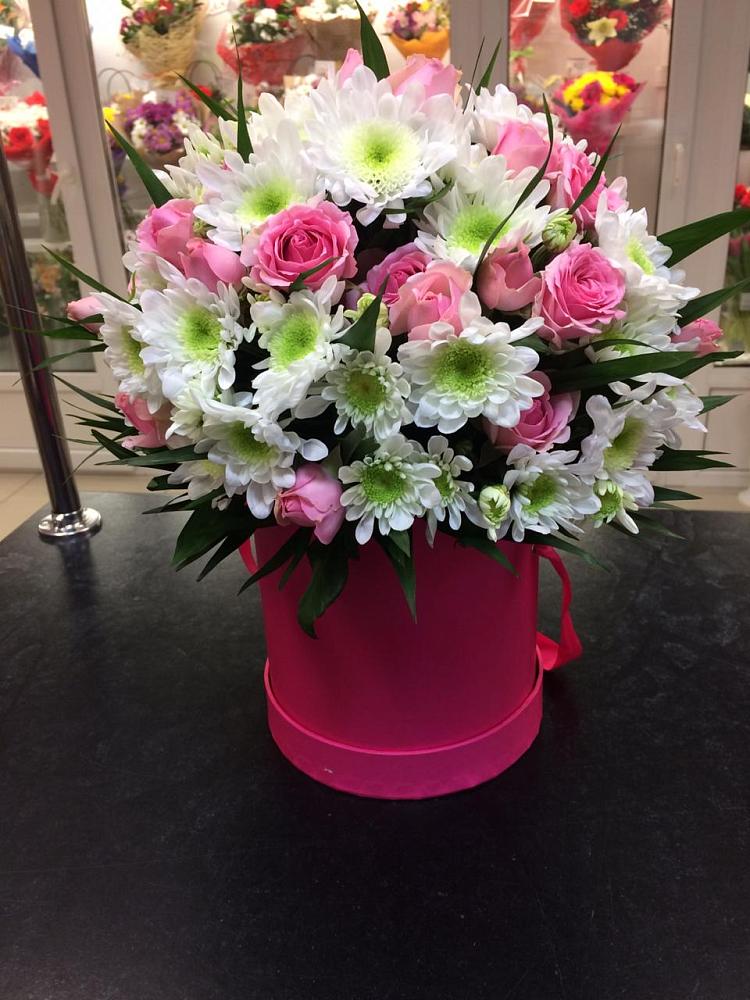 Цветочная композиция из Розы и Хризантемы в шляпной коробке в Каменке Воронежской области