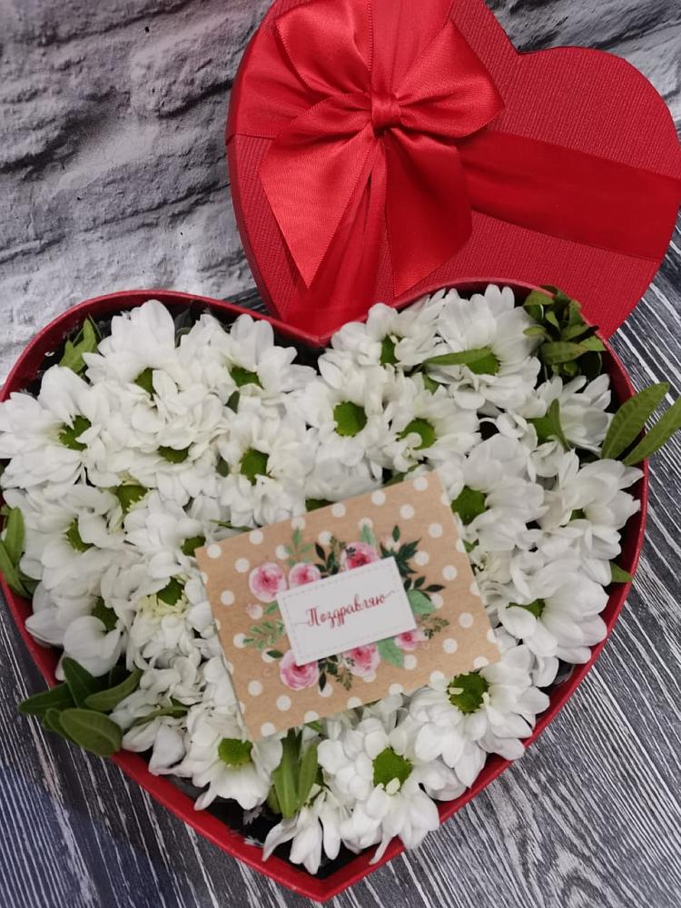 Цветочная композиция из Хризантемы в виде сердца в Каменке Воронежской области