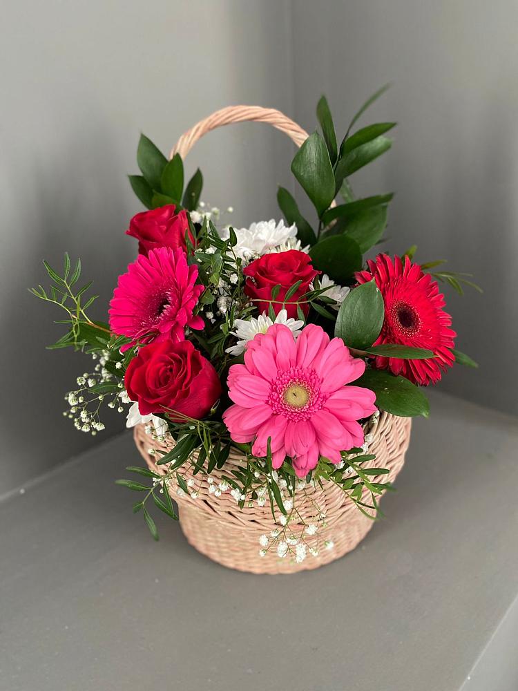 Цветочная композиция из Розы, Хризантемы и Герберы в корзине в Каменке Воронежской области