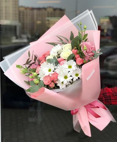 Букет цветов из: Розы, Лизиантусы и Хризантемы в Каменке Воронежской области