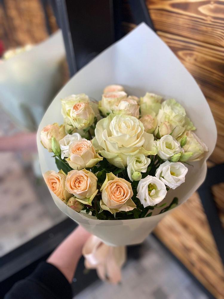 Букет цветов из: Розы и Лизиантусы в Каменке Воронежской области