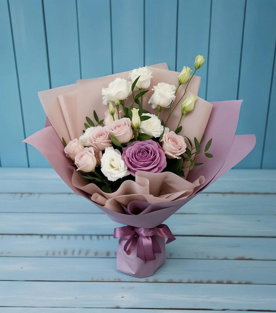 Букет цветов из: Розы и Лизиантусы в Каменке Воронежской области